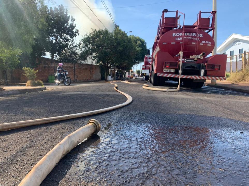 Foto 5 de 5 — Casa pega fogo no Selmi Dei e bombeiros tentam apagar o incêndio